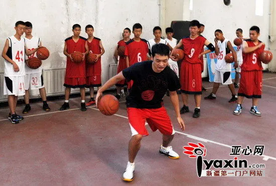 如何根据球员特点进行篮球轮换训练_2